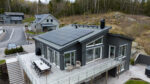 Raymond har installerat solceller i Ytterby och i videon berättar kunden om sin upplevelse. 
