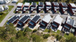 Raymond har installerat solceller i radhusområde i Öjersjö utanför Göteborg. Solcellerna installerades på 8 hus samtidigt. 