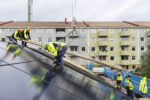 Ivar Kjellberg installerar solceller från Raymond. De har installerat ett integrerat solcellstak i prefab från Raymond. 