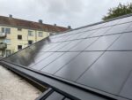 Ivar Kjellberg installerar solceller från Raymond