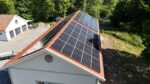 Raymond har installerat solceller på en av Svenska Kyrkan Ösmo-Torö församling på en av deras fastigheter 